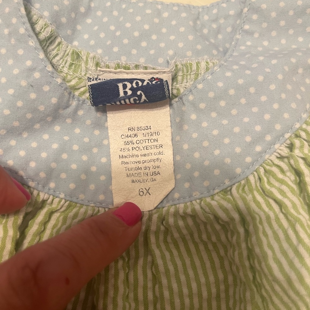 Sear sucker girls outfit. Perfect for the beach. Size 6.